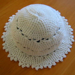 かぎ針編みのベビー帽子